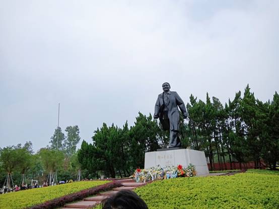 邓小平同志雕像.jpg