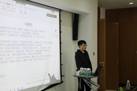 电视萤幕画面中度可信度描述已自动生成