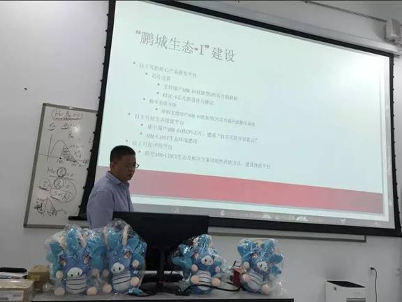 图片包含 墙壁, 室内, 人员, 男士描述已自动生成