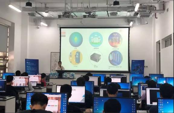 图片包含 室内, 墙壁, 计算机, 孩子描述已自动生成