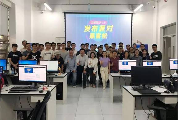 图片包含 室内, 墙壁, 地板, 人员描述已自动生成