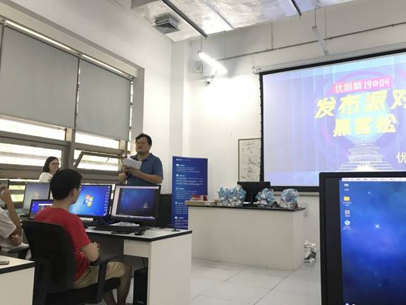 图片包含 室内, 墙壁, 计算机, 监视器描述已自动生成