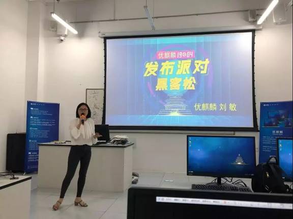 图片包含 室内, 墙壁, 地板, 电视描述已自动生成